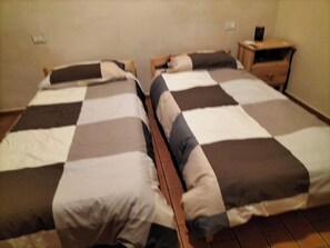 1 bedroom, WiFi, bed sheets - Apartment in courtyard with private garden 10 minutes from Brescia North (San Vigilio)