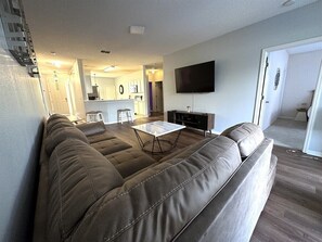 Smart TV, video games - 258-Sunset Themed Retreat - Sleeps 10 (Davenport)