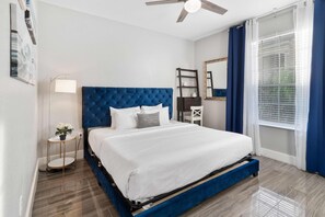 Een strijkplank/strijkijzer, reisbedje