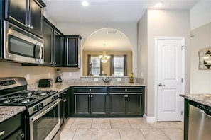 Fridge, microwave, oven, stovetop - 5180 Spectacular 5bd4ba- private Pool&SPA (Davenport)