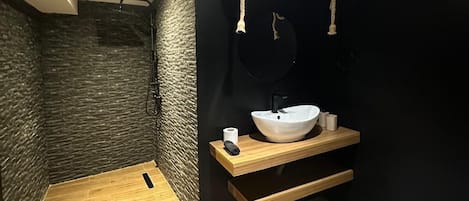 シャワー、ヘアドライヤー、ビデ、タオル