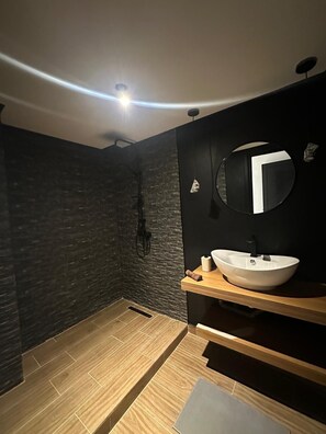 Shower, hair dryer, bidet, towels - Spacious 4-bedroom apartment in  Marrakech (Marrakech)