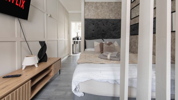 1 bedroom, iron/ironing board, WiFi (free), bed sheets - 1 Bedroom Luxury-Studio in Chatham (Chatham)