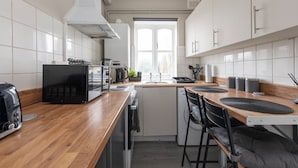 Fridge, microwave, oven, stovetop - 1 Bedroom Luxury-Studio in Chatham (Chatham)