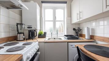 Een koelkast, een magnetron, een oven, een kookplaat