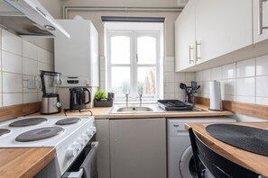 Een koelkast, een magnetron, een oven, een kookplaat