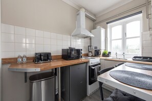 Fridge, microwave, oven, stovetop - 1 Bedroom Luxury-Studio in Chatham (Chatham)