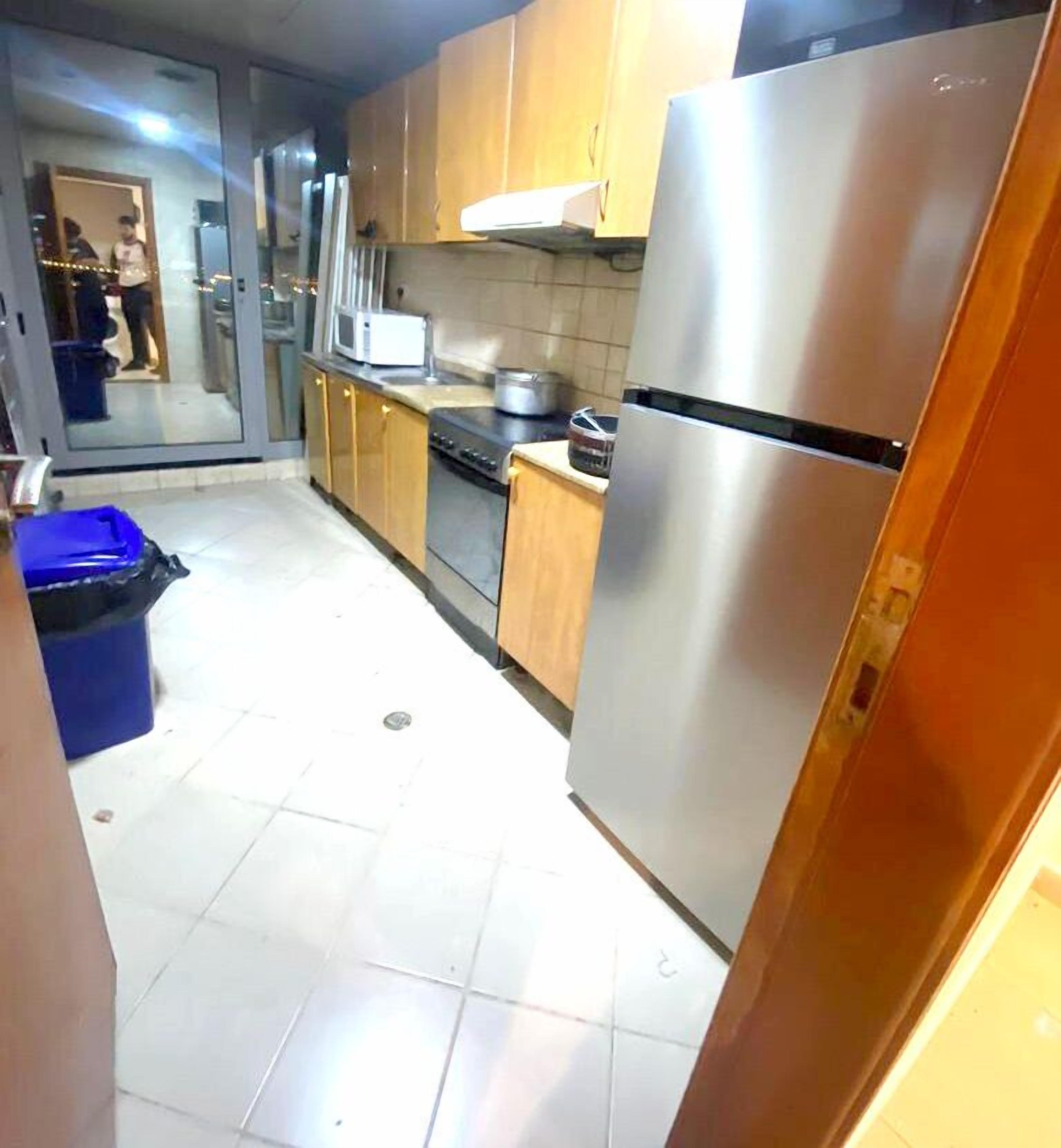 Refrigerador, microondas, placa de cocina