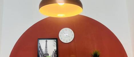 Habitación doble económica, balcón, vista a la ciudad | Tabla de planchar con plancha y wifi gratis