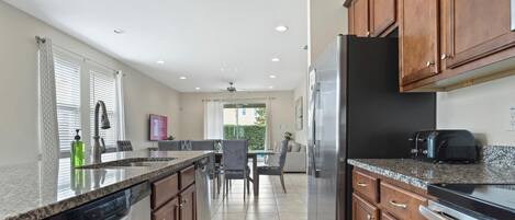 Kjøleskap, mikrobølgeovn, ovn og kokeplater