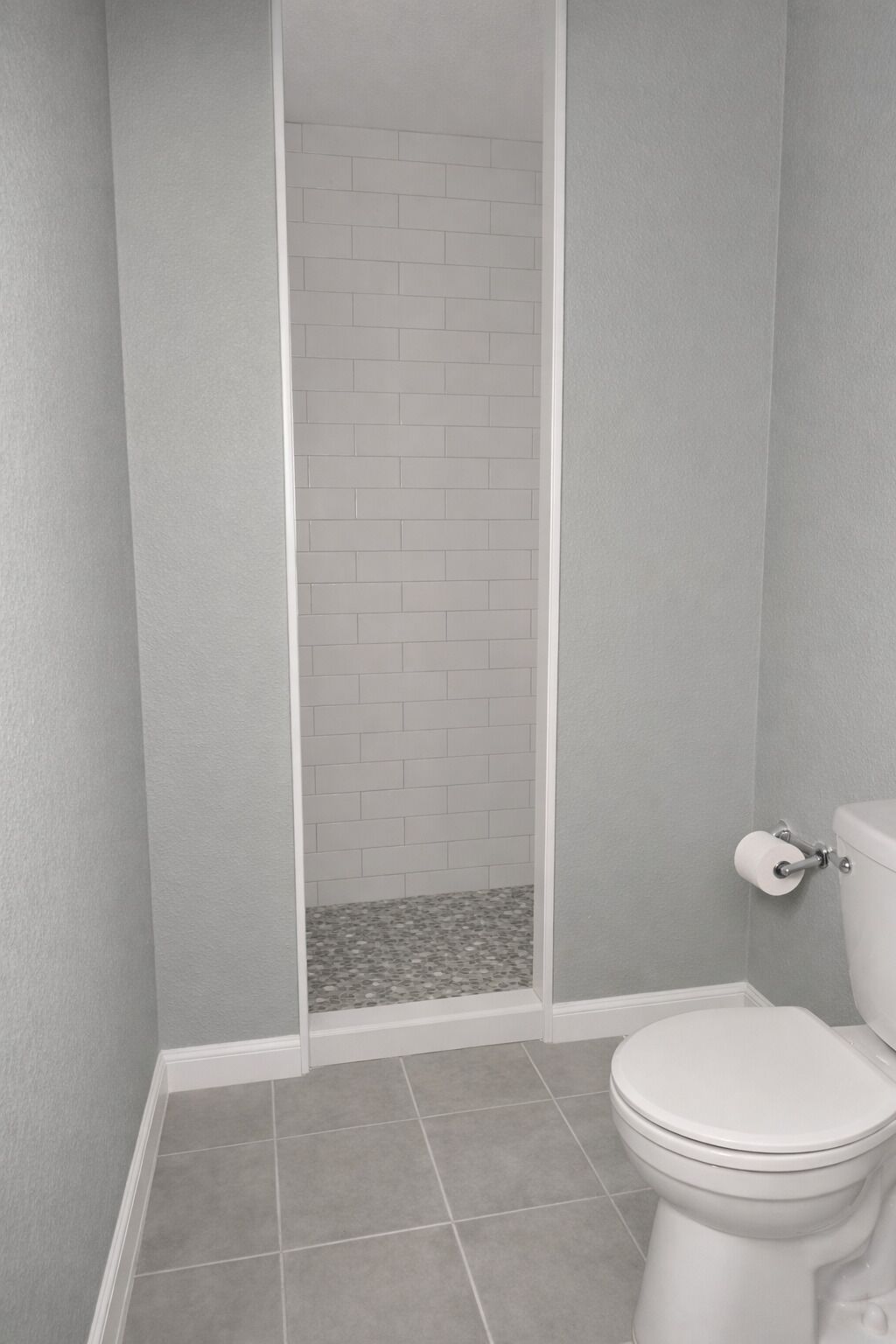 Een douche, gratis toiletartikelen, handdoeken, zeep