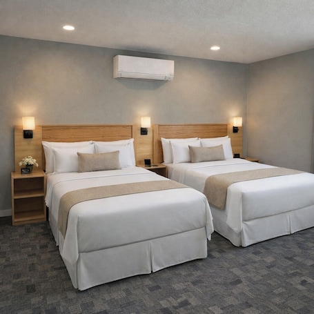 Espacio para trabajar con laptop, wifi gratis y ropa de cama . Skyliner Motel