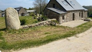 Exterior - Typical Breton farmhouse in the heart of the Argoat region. Go green! (Saint-Gilles-Pligeaux)
