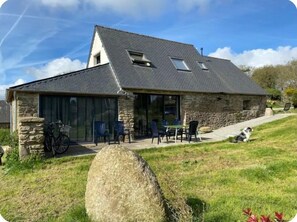 Exterior - Typical Breton farmhouse in the heart of the Argoat region. Go green! (Saint-Gilles-Pligeaux)
