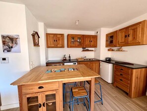 Refrigerador, horno y cafetera y tetera 