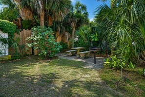 Outdoor dining - Perfect for traveling medical professionals, this coastal retreat is ideally located near the hospital and just one block from the beach 🌊 Unwind after long shifts in a calm, comfortable space filled with fresh ocean air and easy coastal relaxation (Panama City Beach)