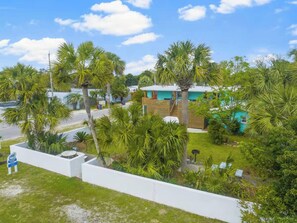 Property grounds - Perfect for traveling medical professionals, this coastal retreat is ideally located near the hospital and just two blocks from the beach 🌊 Unwind after long shifts in a calm, comfortable space filled with fresh ocean air and easy coastal relaxation (Panama City Beach)
