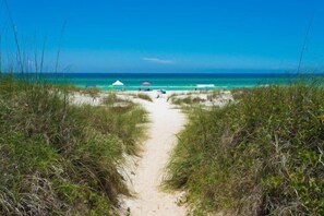 Beach nearby - Perfect for traveling medical professionals, this coastal retreat is ideally located near the hospital and just one block from the beach 🌊 Unwind after long shifts in a calm, comfortable space filled with fresh ocean air and easy coastal relaxation (Panama City Beach)