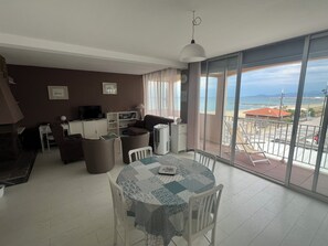 TV - Seafront T3 apartment (4-6 people) (Saint-Cyprien)