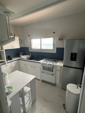 Coffee/tea maker, fridge, microwave, oven - Seafront T3 apartment (4-6 people) (Saint-Cyprien)