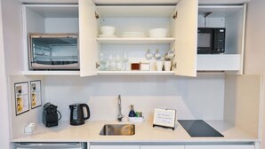 Studio | Privékeuken | Een koelkast/vriezer, een magnetron, een oven