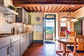 Fridge, microwave, oven, stovetop - Le Toit du Lac - Swimming Pool, Tennis and Lake View (Chaumard)