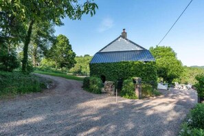 Property grounds - Le Toit du Lac - Swimming Pool, Tennis and Lake View (Chaumard)