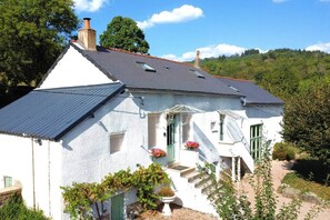 Exterior - Le Toit du Lac - Swimming Pool, Tennis and Lake View (Chaumard)