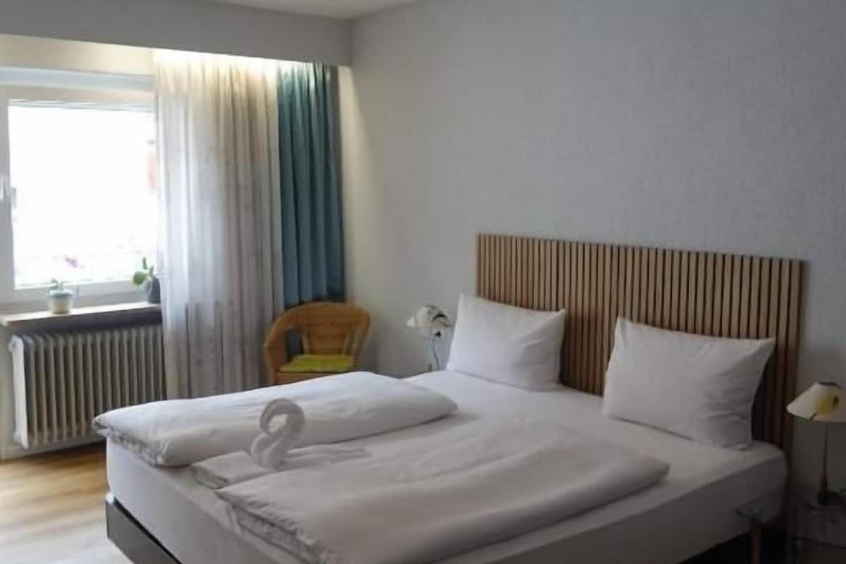 WiFi (free), bed sheets