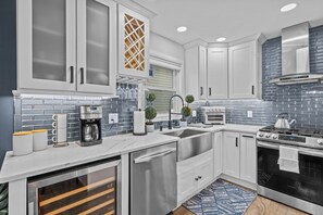 Microwave, oven, stovetop, dishwasher - 3BR Home Close to NYC,EWR Airport & Safe Area (Union)
