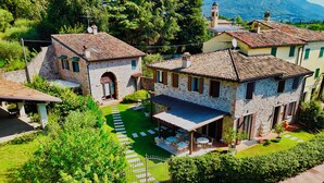 A stone villa with a courtyard, multiple rooms, and a view of the surrounding landscape. - Ca' Malfer B&B (Marciaga)