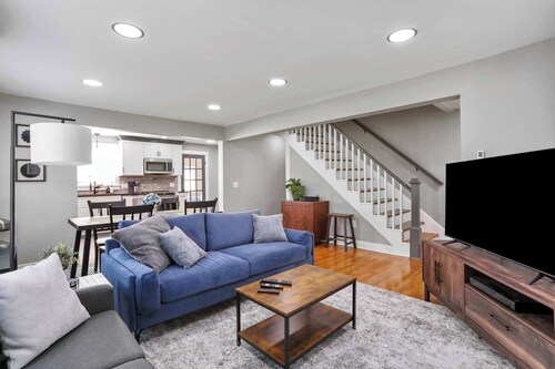 Cozy w Fenced Yard, Games & Walkable to Luray!