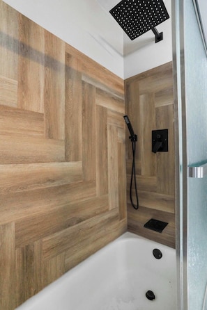 Dusche, Haartrockner, Handtücher, Shampoo