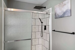 Douche, sèche-cheveux, serviettes fournies, shampoing