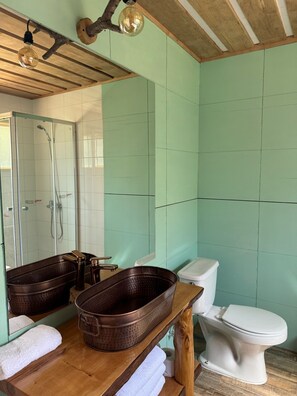 Shower, hair dryer, soap, toilet paper - Buena Vista Refugio Chiloé (Gamboa)