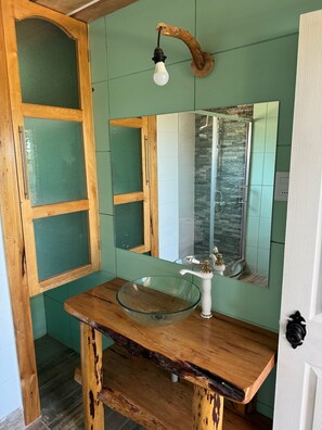 Douche, séchoir à cheveux, savon, papier de toilette