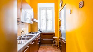 Frigorifero, forno, piano cottura, lavastoviglie