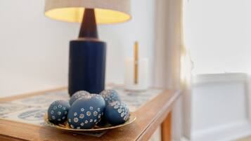 Ein Tisch mit einer blauen Lampe und dekorativen Eiern.