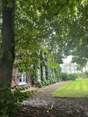 Property grounds - Sophienhof Farmhouse with Private Terrace, Garden & Wi-Fi (Kronprinzenkoog)