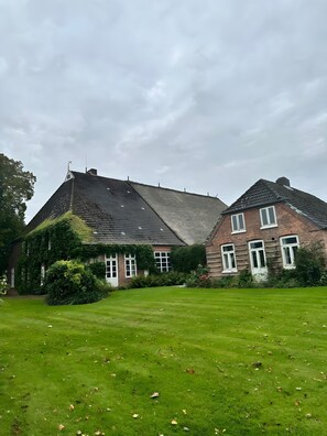 Exterior - Sophienhof Farmhouse with Private Terrace, Garden & Wi-Fi (Kronprinzenkoog)