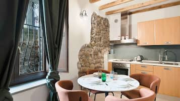 Een koelkast, een broodrooster