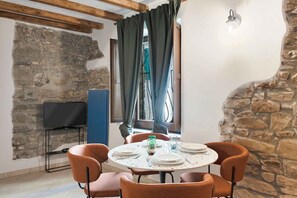 Dining - Nuance, beautiful things are created with colour, harmony and the positive feelings, all that is Nuance the ideal place for your holidays in Corniglia.Located in the centre of the most typical and unique village of Cinque Terre, Nuance will know pamper y (Vernazza)