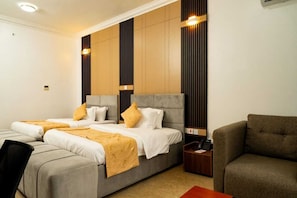 Desk, laptop workspace, free WiFi - Julirose Hotel and Suites (Port Harcourt)