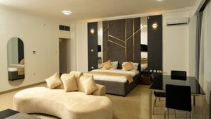 Desk, laptop workspace, free WiFi - Julirose Hotel and Suites (Port Harcourt)
