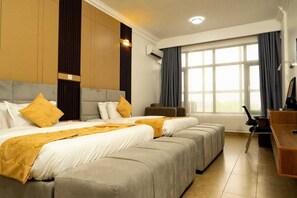 Phòng 2 giường đơn Deluxe, quang cảnh vườn | Bàn, khu vực làm việc phù hợp cho laptop 