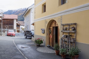 Property grounds - Chasa Marugg: Cosy 3.5-room flat right next to Engadin Bad Scuol (Scuol)