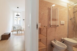 Dusche, Bidet, Handtücher