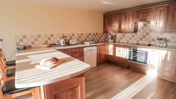 Dishwasher, cookware/dishes/utensils