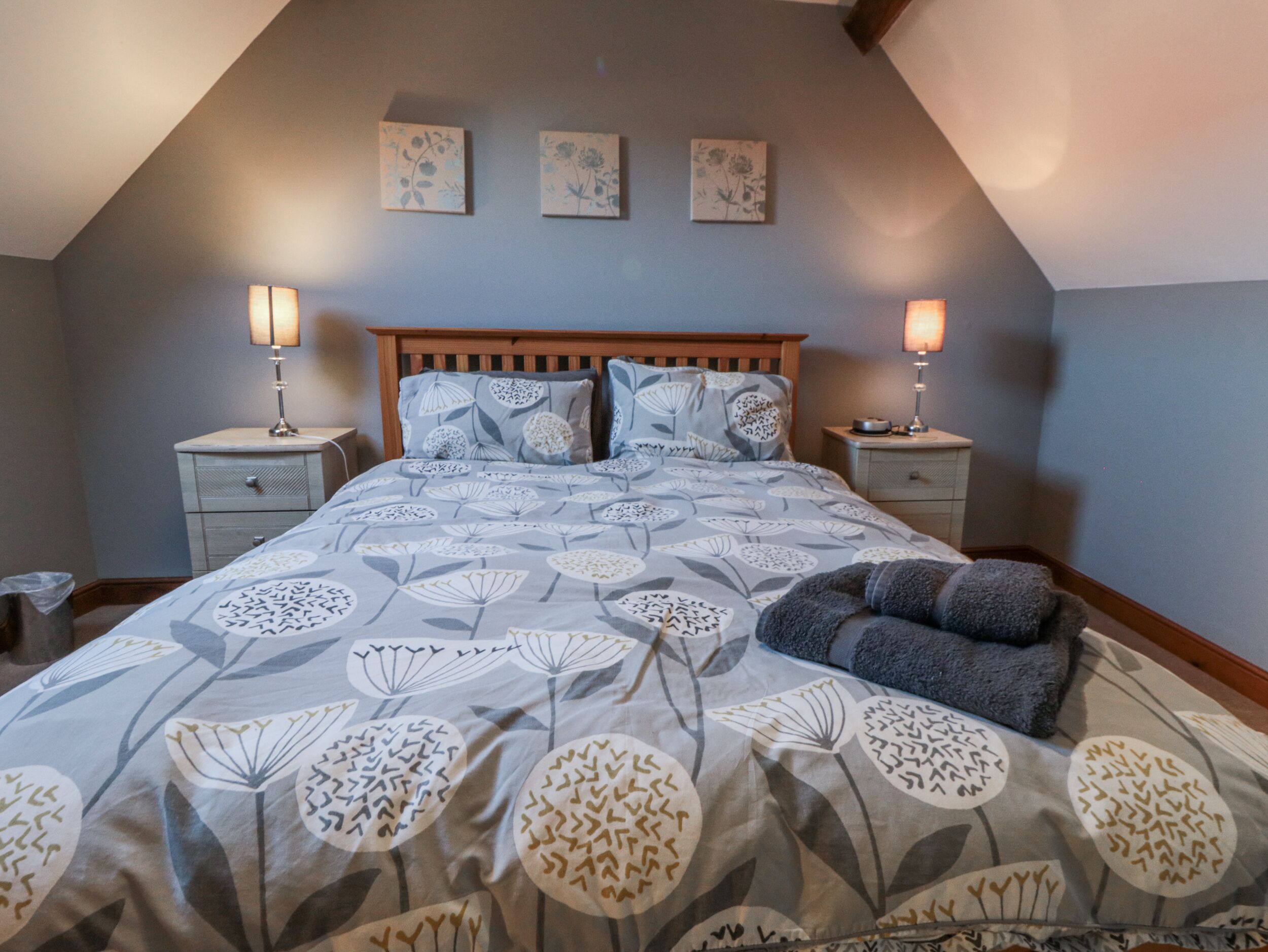 3 عدّة غرف نوم وبديكورات فريدة لكل غرفة وطراز فريد لكل وحدة