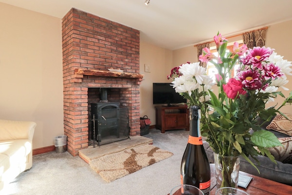 Cottage | Living area | Fireplace